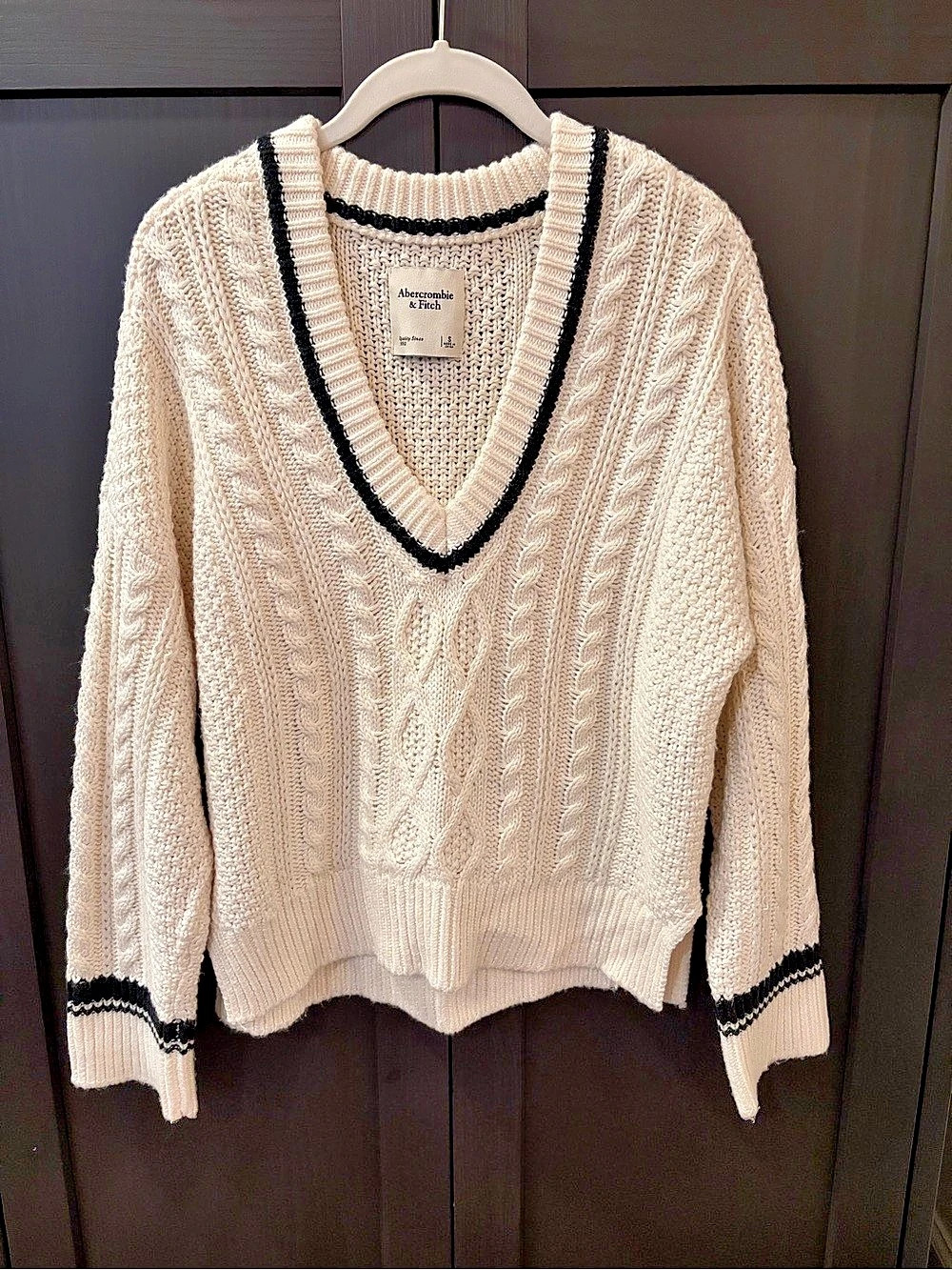 Abercrombie & Fitch Tipped Slouchy Cable V-Neck Sweater Cream & Black Small